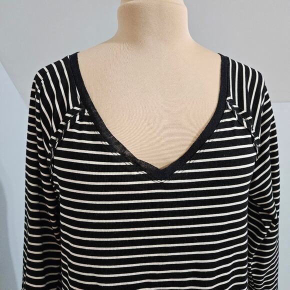 Weekend Suzanne Betro Black White Striped Exposed Seam V Neck Tunic Top Large - Picture 5 of 11